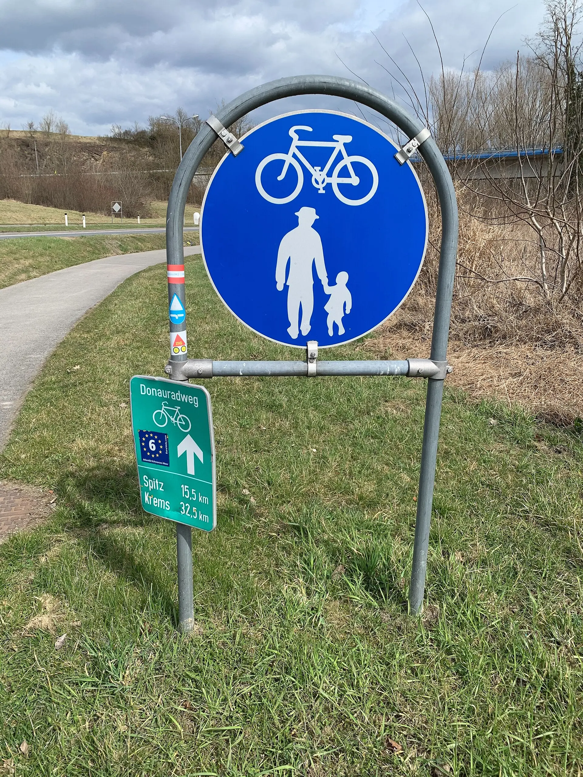 ที่มา: Wikimedia Commons ปั่นเลียบแม่น้ำดานูบ เส้นทาง Donauradweg ที่หุบเขาวาเชา ออสเตรีย